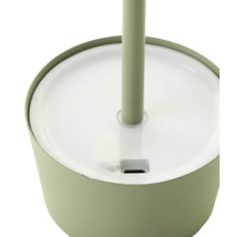 Detailaufnahme einer Leuchte mit Fassung und Kabeldurchführung