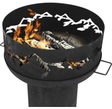 Feuerstelle mit Bergmuster und brennendem Holz