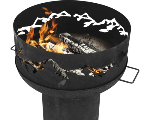 Feuerstelle mit Bergmuster und brennendem Holz