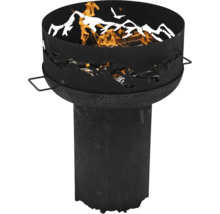 Feuerstelle mit Bergsilhouette und Flammenspiel