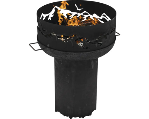 Feuerstelle mit Bergsilhouette und Flammenspiel