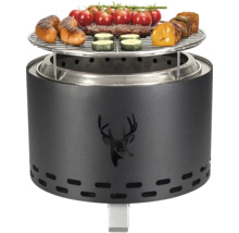 Grill mit Würstchen, Tomaten, Zucchini, Fleisch und Käse auf dem Grillrost