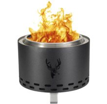 Feuerstelle mit Hirschmotiv und brennendem Feuer