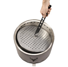 Feuerkorb mit Lochmuster und Bedienwerkzeug