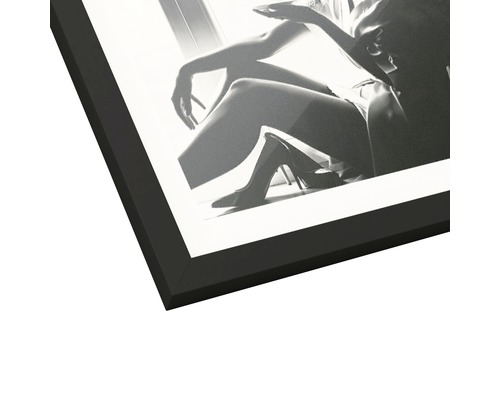 Image en noir et blanc d''une femme portant des escarpins dans un cadre