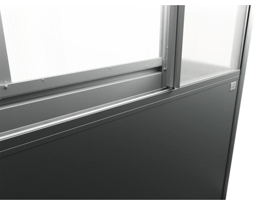 Detailansicht eines Gewächshausrahmens mit Glaspaneelen und grauer Basis