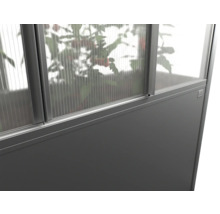 Detailansicht eines Gewächshauses mit Fenster und Aluminiumrahmen