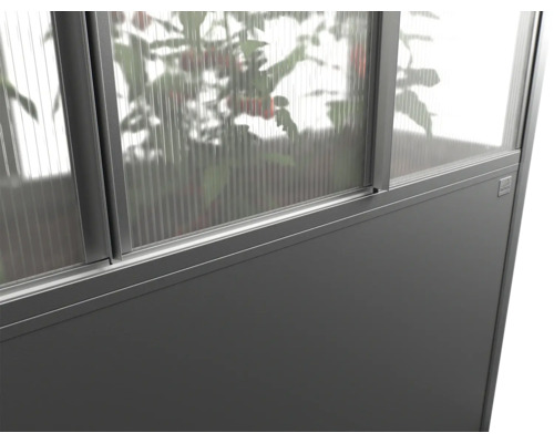 Detailansicht eines Gewächshauses mit Fenster und Aluminiumrahmen