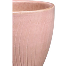 Detailaufnahme eines Keramik-Blumentopfs mit gerillter Oberfläche