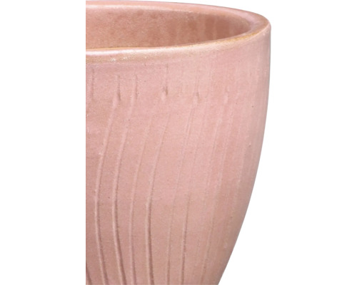 Detailaufnahme eines Keramik-Blumentopfs mit gerillter Oberfläche