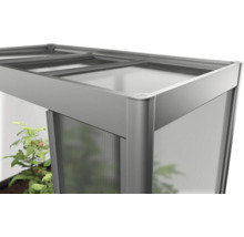 Detailansicht eines Gewächshauses mit Polycarbonatplatten und Aluminiumrahmen