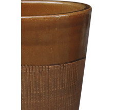 Vue détaillée d'un pot de fleurs en céramique avec une texture rainurée