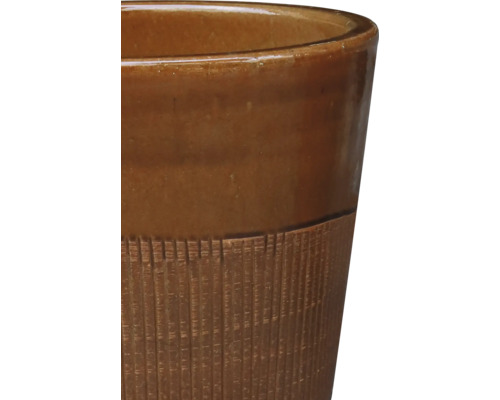 Vue détaillée d'un pot de fleurs en céramique avec une texture rainurée