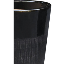 Gros plan d'un pot de fleurs noir avec une texture rainurée.