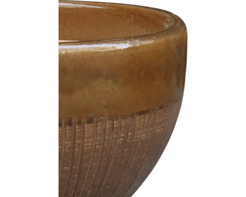 Vue détaillée d'un bol en céramique avec une texture rainurée