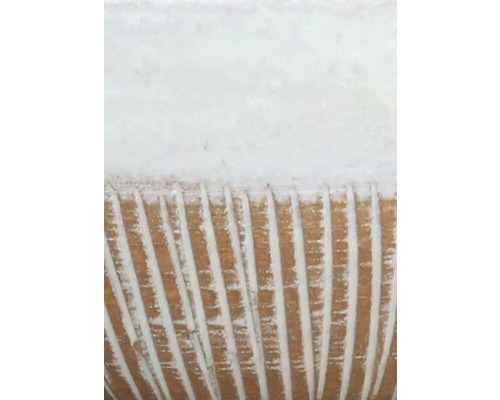 Gros plan d'une surface en bois avec des rayures blanches