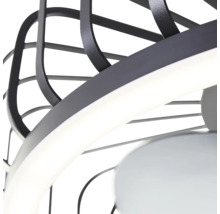 Detailansicht einer modernen LED-Deckenleuchte mit geschwungenen, dunklen Metallstreben