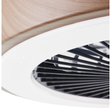 Detailaufnahme eines Deckenlüfters mit Lamellen