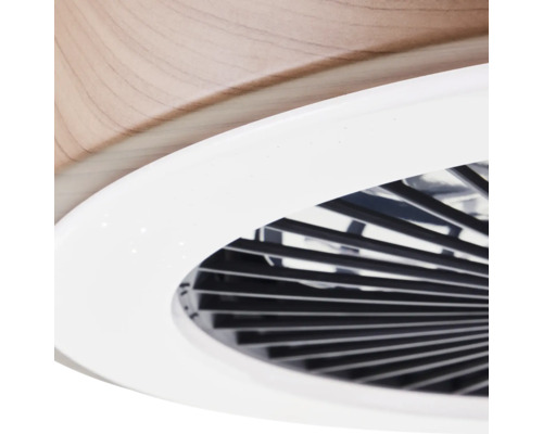 Detailaufnahme eines Deckenlüfters mit Lamellen