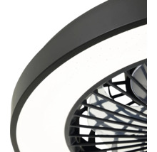 Detailaufnahme eines Deckenventilators mit Beleuchtung