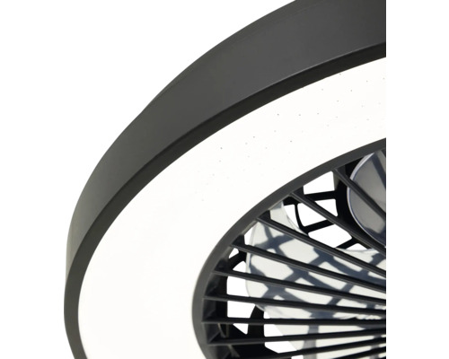 Detailaufnahme eines Deckenventilators mit Beleuchtung