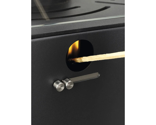 Allumer un poêle avec une allumette