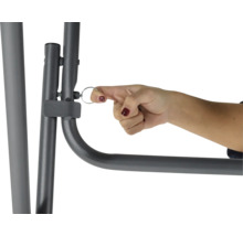 Detailansicht einer Person, die einen Bolzen an einem Schaukelgestell befestigt.