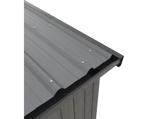 Detailansicht des Metalldachs eines Gartenhauses