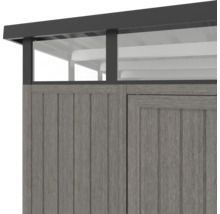 Detailansicht eines Gartenhauses mit Holzwand und Fensterreihe unter dem Dach