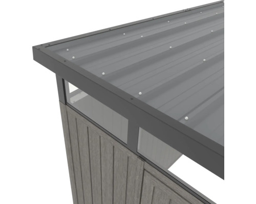 Detailansicht eines Gartenhauses mit Metalldach und Holzwand