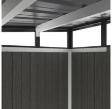 Detailansicht eines Gartenhauses mit grauen Holzpaneelen und Dachkonstruktion.