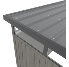 Detailansicht eines Gartenhauses mit Metalldach und Holzverkleidung