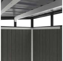 Detailansicht eines Gartenhauses mit Metalldach und Holzwand