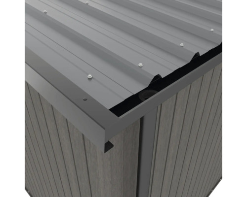 Detailansicht eines Gerätehauses mit Metalldach und Holzverkleidung