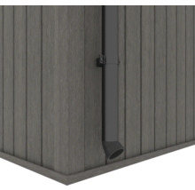 Dachrinnenfallrohr an einer Holzwand