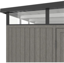 Détail d'un abri de jardin avec mur en bois et fenêtre