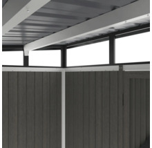 Vue détaillée d'un abri de jardin avec toit et mur en bois