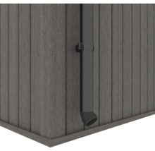 Vue détaillée d'une gouttière sur un mur en bois