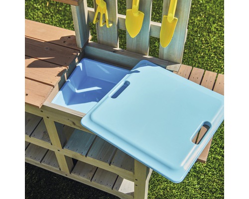 Vue détaillée d''une aire de jeux pour enfants avec bassin d''eau et outils de jardin