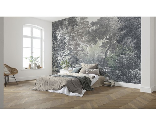 Chambre lumineuse avec papier peint photo à motifs, lit et parquet