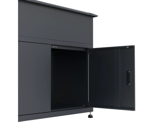 Gartenschrank mit geöffneter Tür zur Aufbewahrung von Gartengeräten