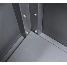 Detailansicht der Ecke einer Gerätebox mit Schrauben und Metallverstrebungen