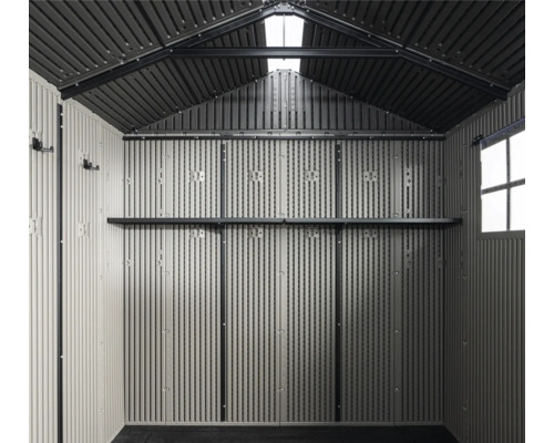 Vue intérieure d'une remise avec des étagères, des crochets et une fenêtre