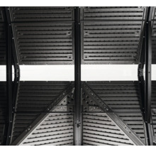 Vue détaillée d'un mur de remise à outils noir avec des supports horizontaux