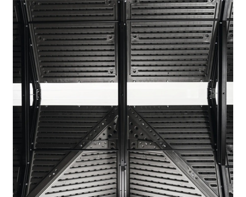 Vue détaillée d'un mur de remise à outils noir avec des supports horizontaux