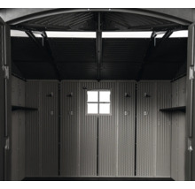 Vue intérieure d'un abri de jardin avec fenêtre et étagères