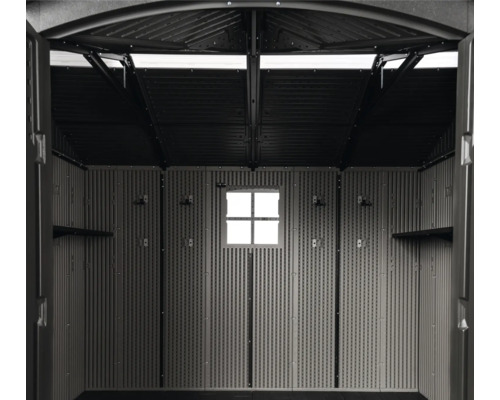 Vue intérieure d'un abri de jardin avec fenêtre et étagères