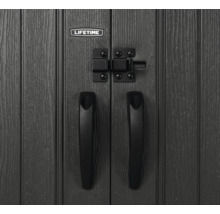 Gros plan de la porte d'une remise avec poignées, loquet et logo Lifetime.