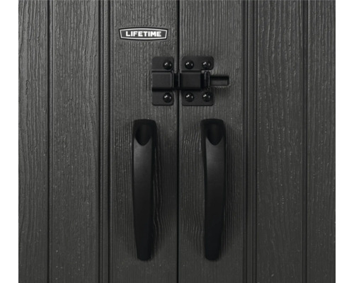 Gros plan de la porte d'une remise avec poignées, loquet et logo Lifetime.