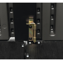 Vue détaillée d'un loquet de fermeture sur une boîte de rangement